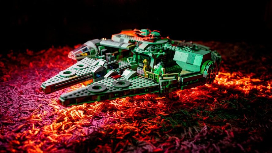 eugene-chystiakov-b2V3IxCBwyo-unsplash millennium falcon lego star wars set