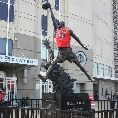 fredrick-lee-PFzZimTsxlE-unsplash michael jordan the spirit statue united center chicago wearing red chicago bulls jersey number 23