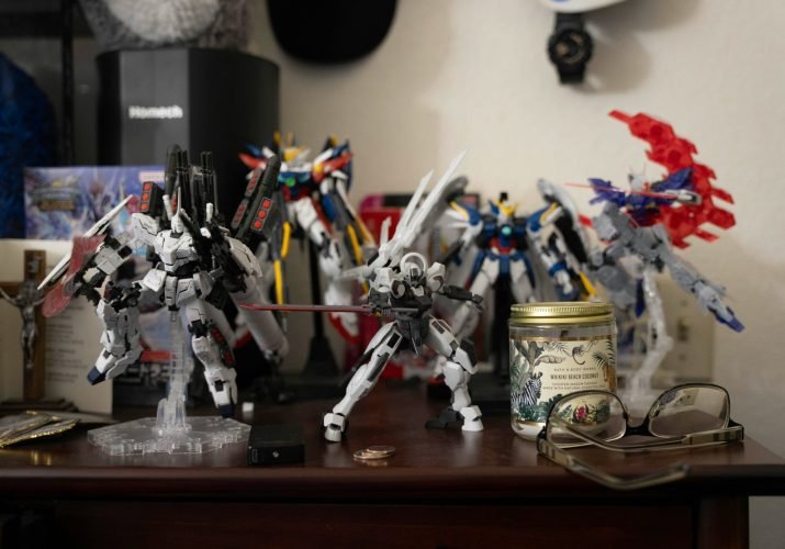 tim-ly-_voIB5ya6Q0-unsplash gunpla gundam plastic models collection of action figures on table